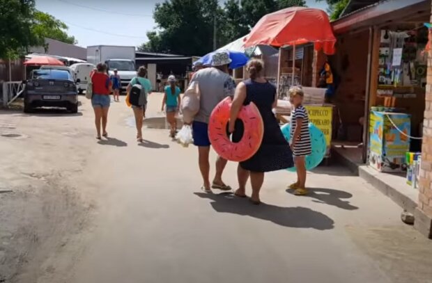 туристи на відпочинку, скріншот з відео