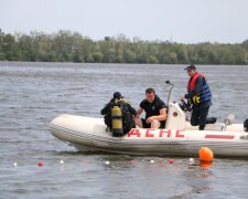 Львівські рятувальники витягли з води трьох крихіток - здичавіли, бояться людей