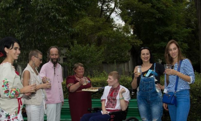 Користувачів соцмереж зворушило фото весілля пораненого бійця