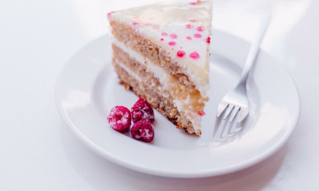 Бисквит без яиц и масла - простейший рецепт тортика не уступает даже стандартным десертам