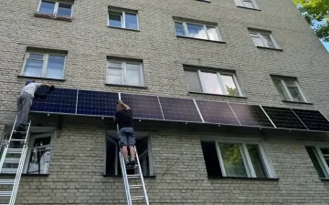 Сонячна панель на балконі