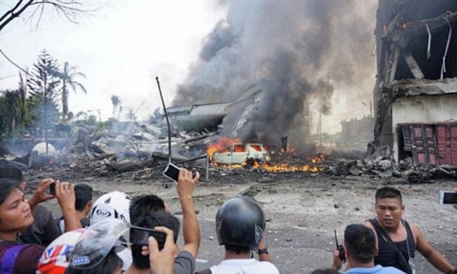 На отель в Индонезии упал самолет (фото)