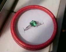 Китайський студент вразив кохану саморобним смарагдом