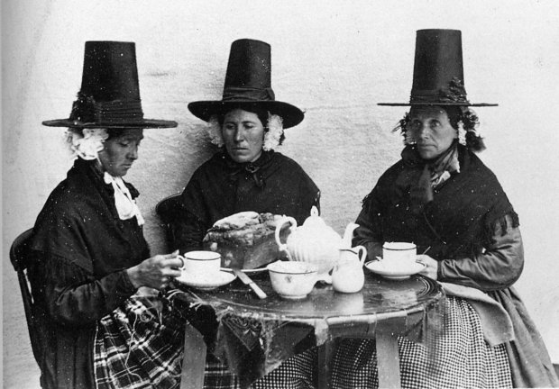 Носили все валлийские модницы: колоритные снимки женщин XIX века в традиционных шляпах-пепельницах