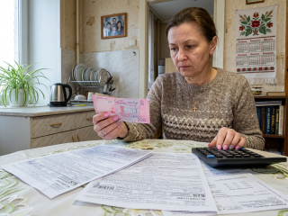Платежки за коммуналку. Фото: сгенерированное ИИ
