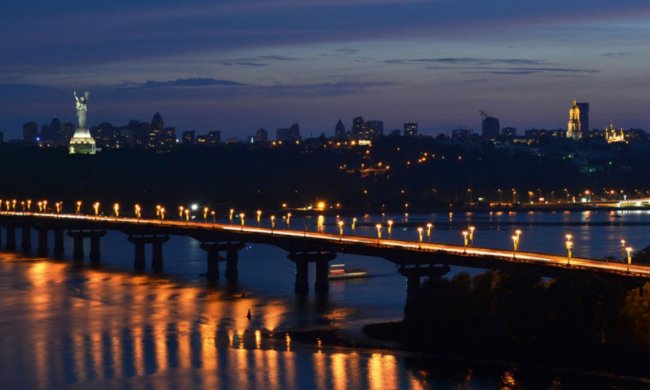 В Киеве появился еще один уставший мост, Кличко побил свой рекорд: "Писается прямо в Днепр"