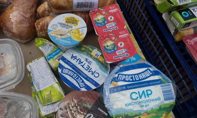 Просроченные молочные продукты возле метро Левобережная в Киеве