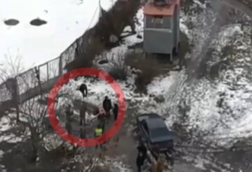 В Киеве во дворе устроили похороны, скриншот с видео