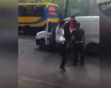 В Одессе однорукий прохожий "влетел" в чужую драку: одного вырубил, другого – заставил бежать