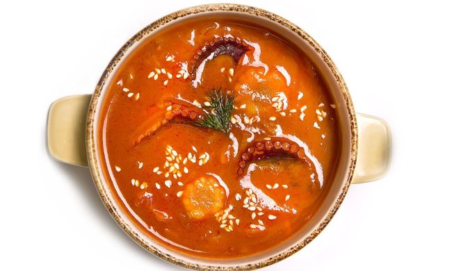 Пікантний рецепт томатного супу з морепродуктів