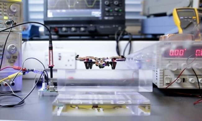 Дрон научили "питаться" по воздуху