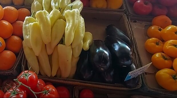 Овочі на ринку. Фото: скриншот Youtube