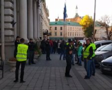 Розлючені львів'яни оточили будівлю Нацполіції, в повітрі пахне небезпекою: "Час саджати!"