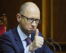 Далеко не уехал: Яценюка задержали в аэропорту, первые подробности