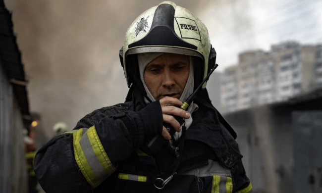 Наслідки падіння дрона біля Палацу "Україна" в Києві
