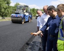 Львів'яни тицьнули носом Гройсмана в українські дороги: який прем'єр, такий і ремонт