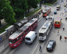 На зупинці у центрі Львова помер чоловік