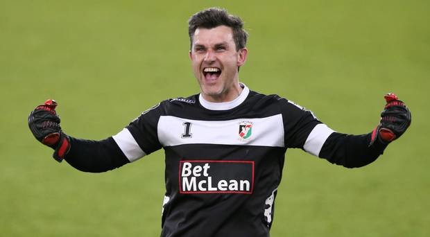 Вратарь забил дебютный гол со своей половины поля: видео