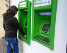 ПриватБанк поставил украинцев на колени: фото