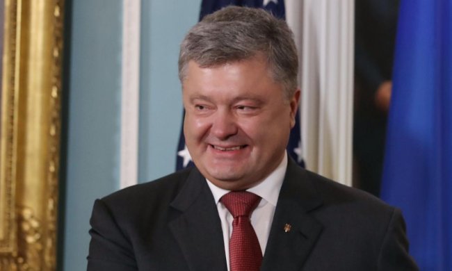 Порошенко з баклажкою води насмішив українців: "з похміллям не жартують"