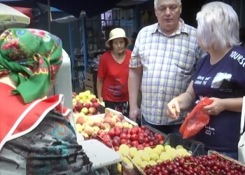 Фрукты на рынке. Фото: скрин youtube
