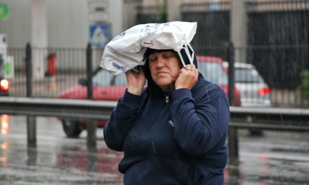 Мокра стихія змусить львів'ян весь день тягатися з парасольками 18 лютого