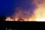 Под Харьковом пылает поле, спасатели и местные не справляются: "Горит жутко!"