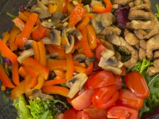 Теплий салат з куркою та овочами: скрін рецепту