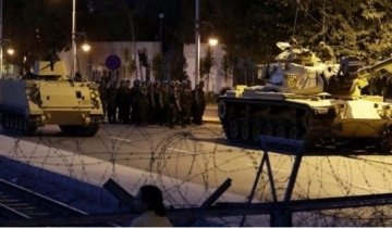 Держпереворот в Туреччині: Босфор перекритий, а в Стамбулі бойові дії