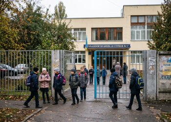 школа фасад учні