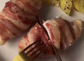 Куриные рулетики в беконе с запечённым картофелем, кадр из видео