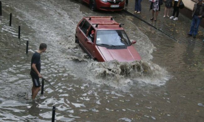 Потужний удар стихії паралізував Закарпаття, людей евакуювали: фото
