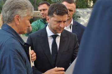 Зеленському показали 23 сантиметри його самого: президент зніяковів