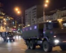 колона військових вантажівок в Києві, скрін з відео