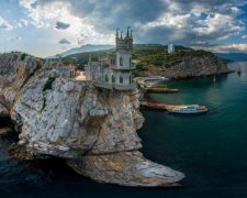 "Топові" кримські пляжі в цьому сезоні схожі на декорації до фільму жахів
