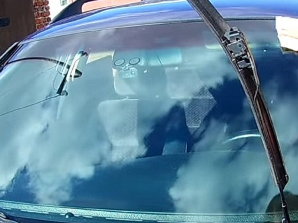 Как убрать царапины на стекле автомобиля?