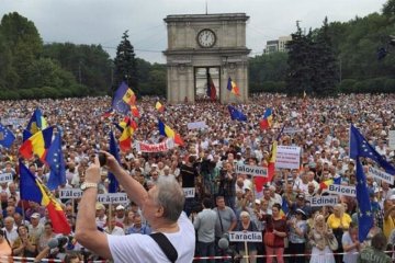 Багатотисячний антиурядовий мітинг проходить в Кишиневі (фото, відео)