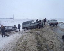 Слетел в кювет и перевернулся: рейсовый автобус попал в жесткую ДТП