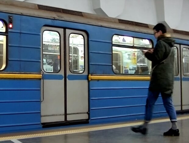 В Киевском метро взялись за дерусификацию станций, Лина Костенко поддержала: "Единства Украины, Стуса, Варшавская"