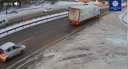 В Киеве жуткое ДТП с фурой перепугало украинцев, до непоправимого - мгновение: протащила несколько метров
