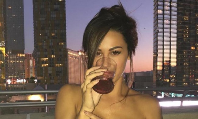 Сексуальна Ана Чері приміряла тільки ботфорти: дуже спокусливо