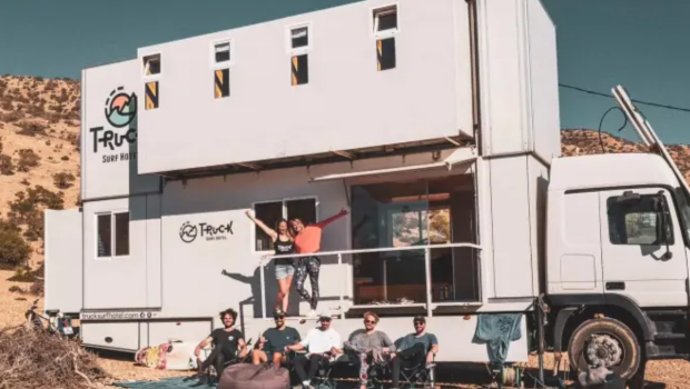 Дом на колесах мечты: в Португалии превратили грузовик Mercedes в двухэтажный отель для серферов