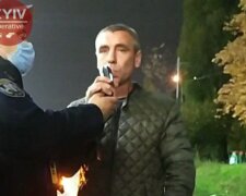 У Києві "звільнений" чоловік на радощах мало не влаштував ДТП: "Відправив дружину до Туреччини"