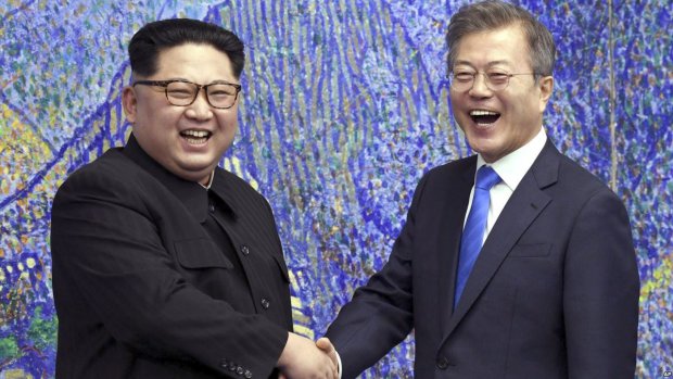 Зустріч лідерів двох Корей: фото задоволених політиків облетіли мережу