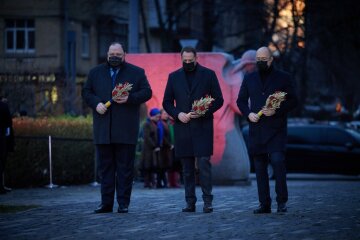 Андрій Єрмак, Руслан Стефанчук та Денис Шмигаль. Фото: Офіс Президента України