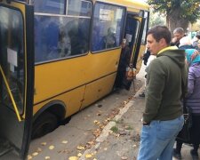 На Одещині переповнена маршрутка провалилася крізь землю, і сором тут ні до чого: подробиці дорожнього трешу