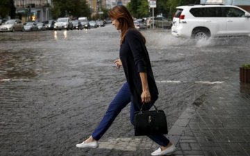 Небо плаче грозами: синоптики радять українцям готуватися до найгіршого