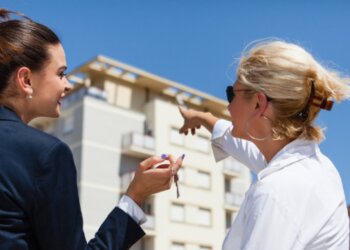 Людина, яка обирає квартиру для оренди. Фото: depositphotos