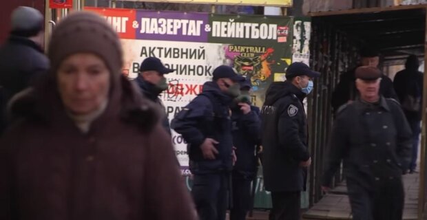 полицейские, скриншот из видео