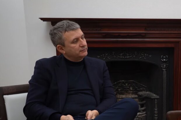 Романенко порівняв Україну за Зеленського із 90-ми роками: "У кожного свої таргани"